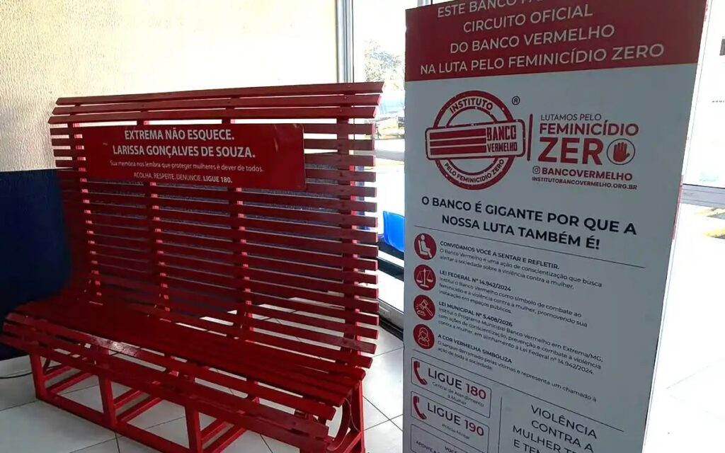 Banco Vermelho instalado em Extrema como símbolo de combate à violência contra a mulher