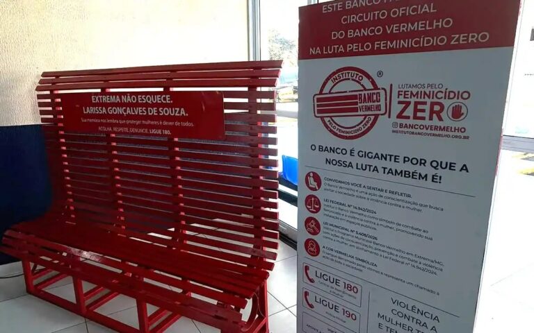 Banco Vermelho instalado em Extrema como símbolo de combate à violência contra a mulher