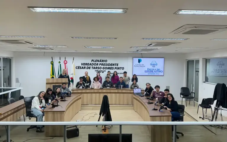 Alunos do Senai visitam a Câmara Municipal de Extrema durante o projeto Câmara de Portas Abertas