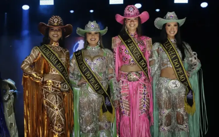 Corte do Rodeio de Extrema 2026 eleita no Baile da Rainha