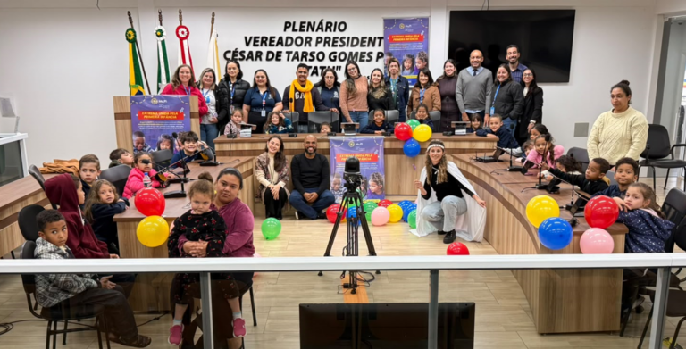 Crianças participam de sessão na Câmara Municipal de Extrema durante mini passeata pela primeira infância