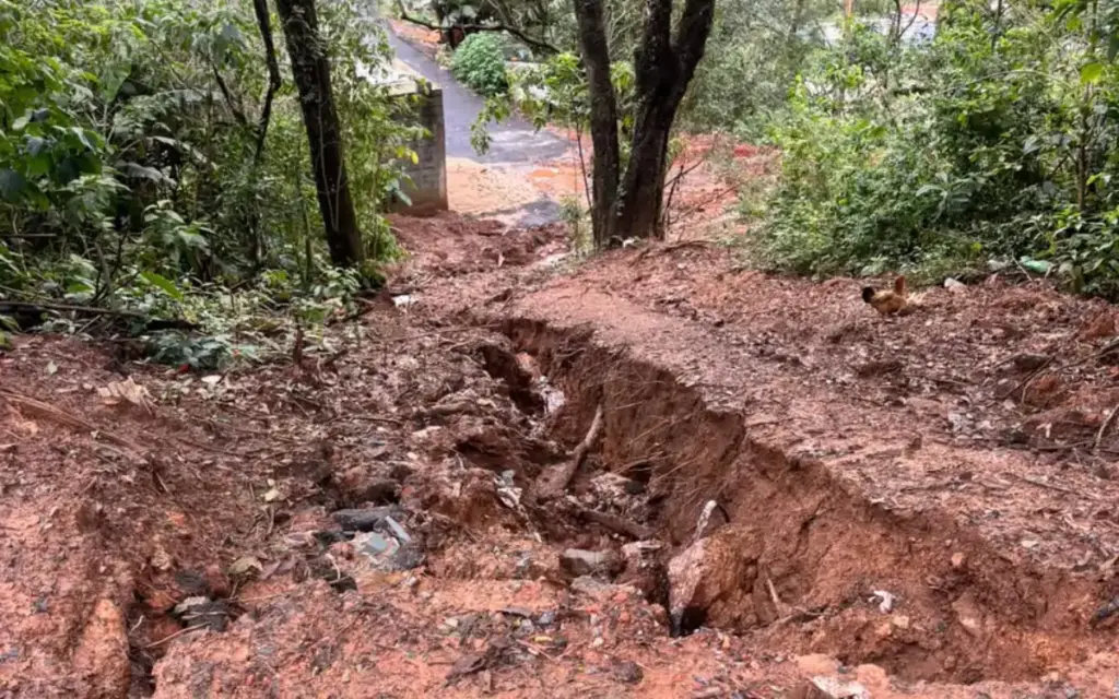 Trecho de rua desabado no bairro Ajuruoca, em Extrema, após chuva forte