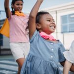 Crianças sorrindo e brincando ao ar livre