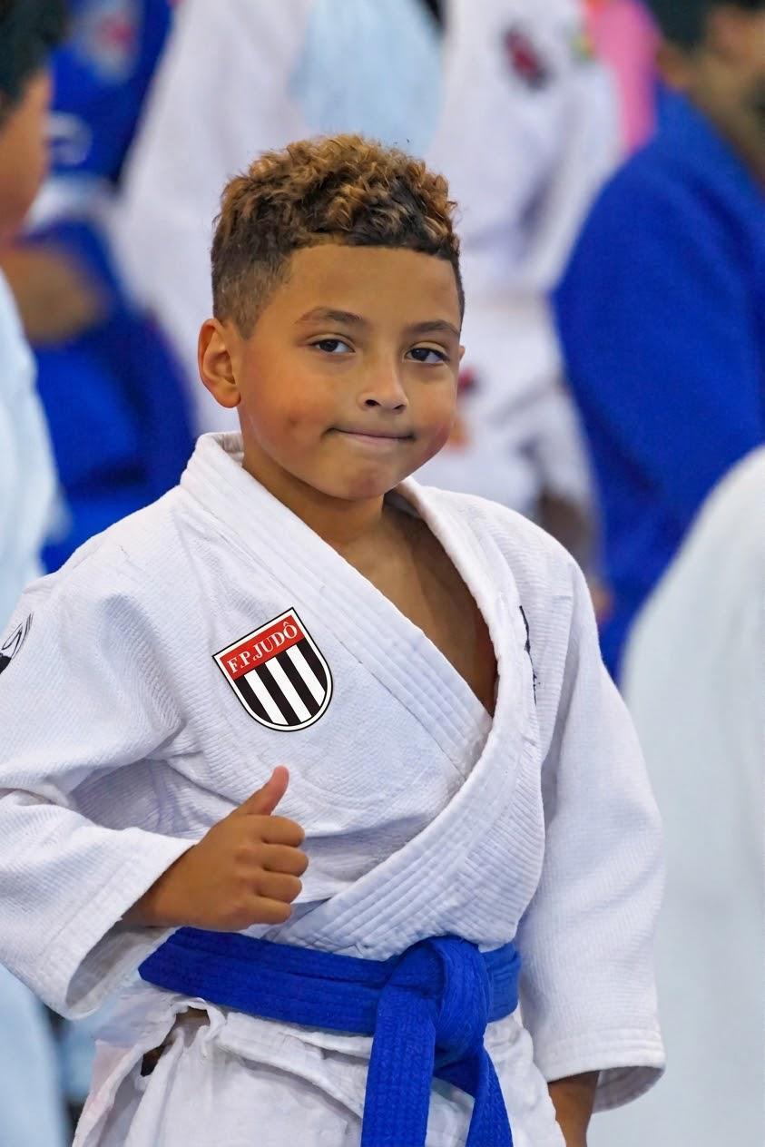 Danielsinho, da Casa do Saber, de kimono azul e faixa azul