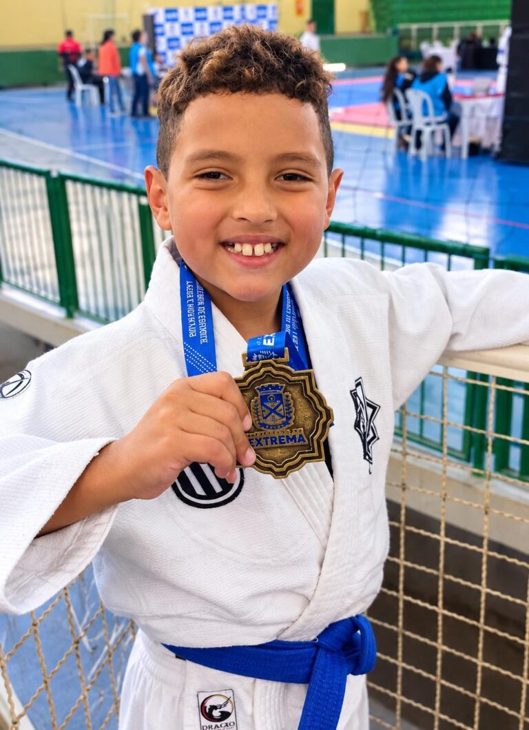 Danielsinho, atleta da Casa do Saber, exibe a medalha de primeiro lugar do sub 11