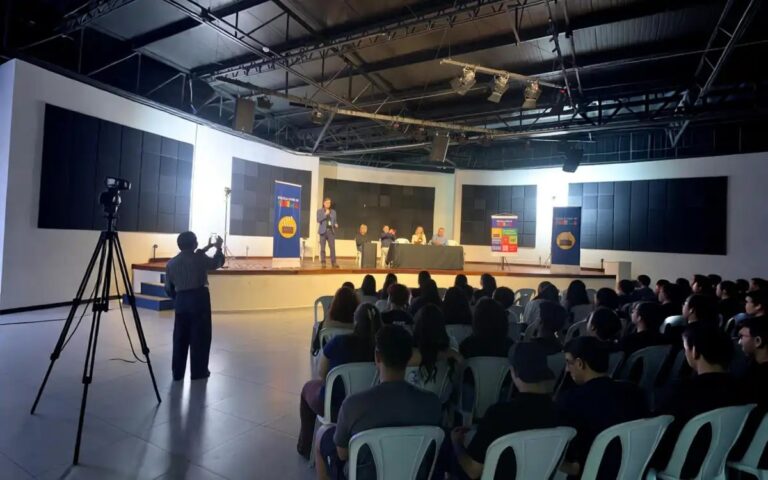 Escola Livre de Cinema forma 66 jovens em audiovisual na Escola Estadual Odete Valadares, em Extrema