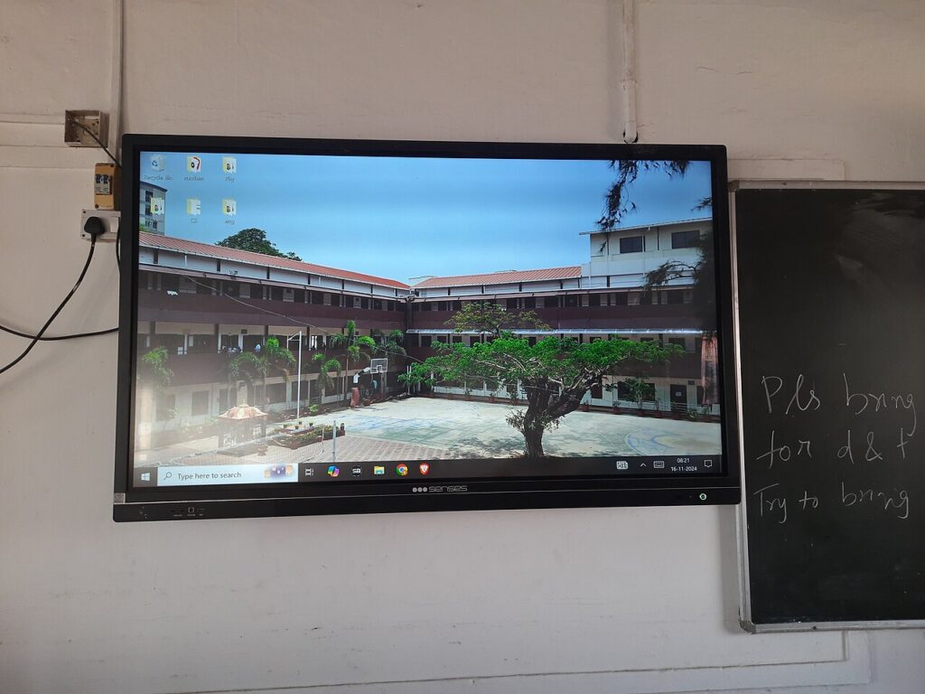 Painel interativo digital instalado em sala de aula