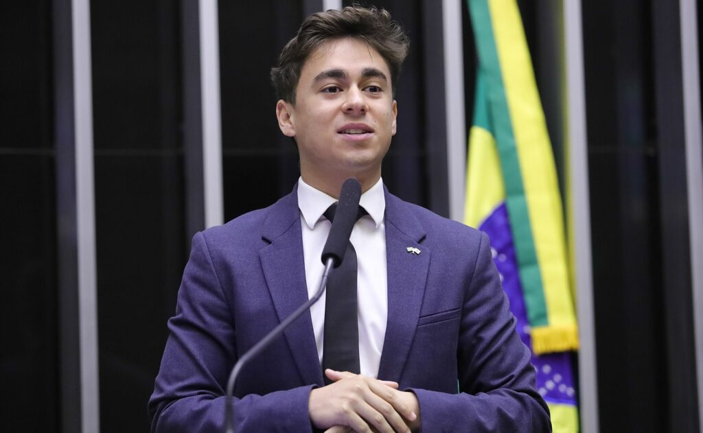 Deputado federal Nikolas Ferreira na tribuna da Câmara dos Deputados
