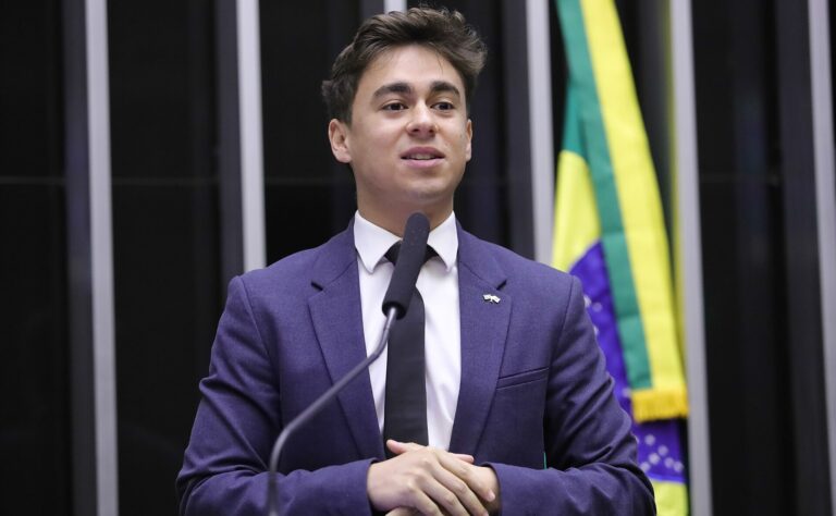 Deputado federal Nikolas Ferreira na tribuna da Câmara dos Deputados